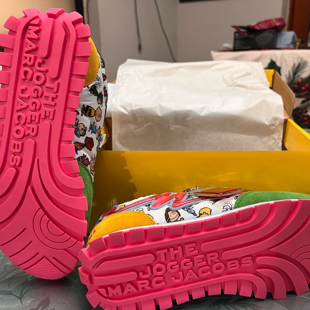 Marc Jacobs Peanuts Jogger Box in Black and Yellow - Picture 8 of 11